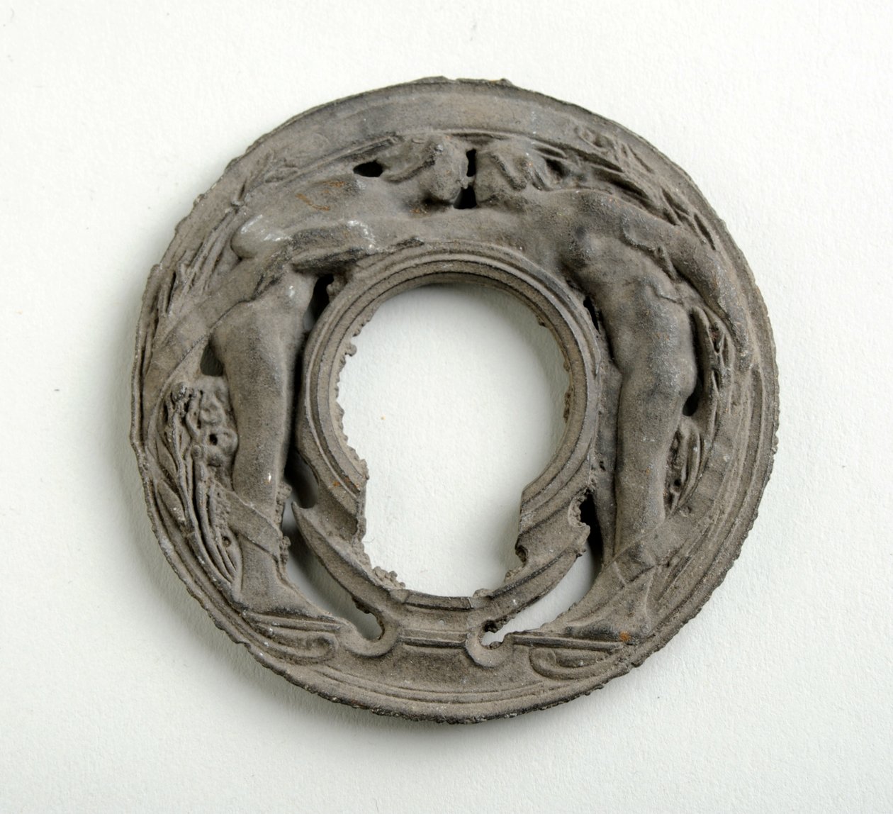 Maquette voor een hanger met een arabesk schild (gebronsd gips) door Alfred Gilbert