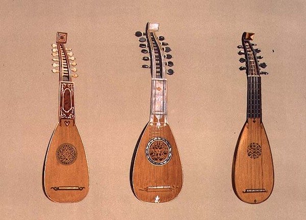 Een pandurina uit 1734 en twee Milanese mandolines uit 1775 en 1739, uit 