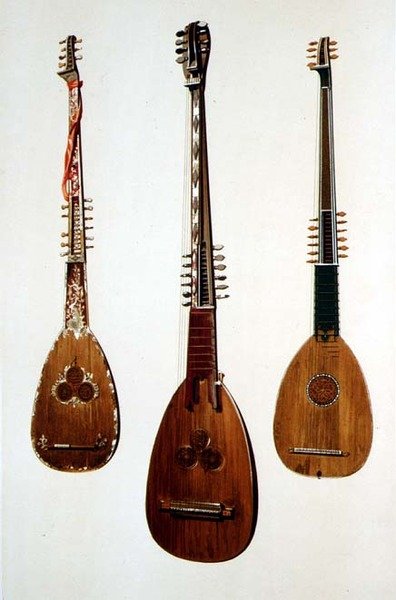 Drie chittaroni, twee uit Venetië ca.1608 en één uit Groot-Brittannië ca.1885, uit 