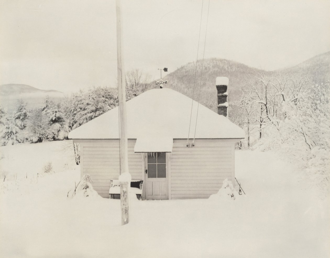 De eerste sneeuw en het kleine huisje door Alfred Stieglitz