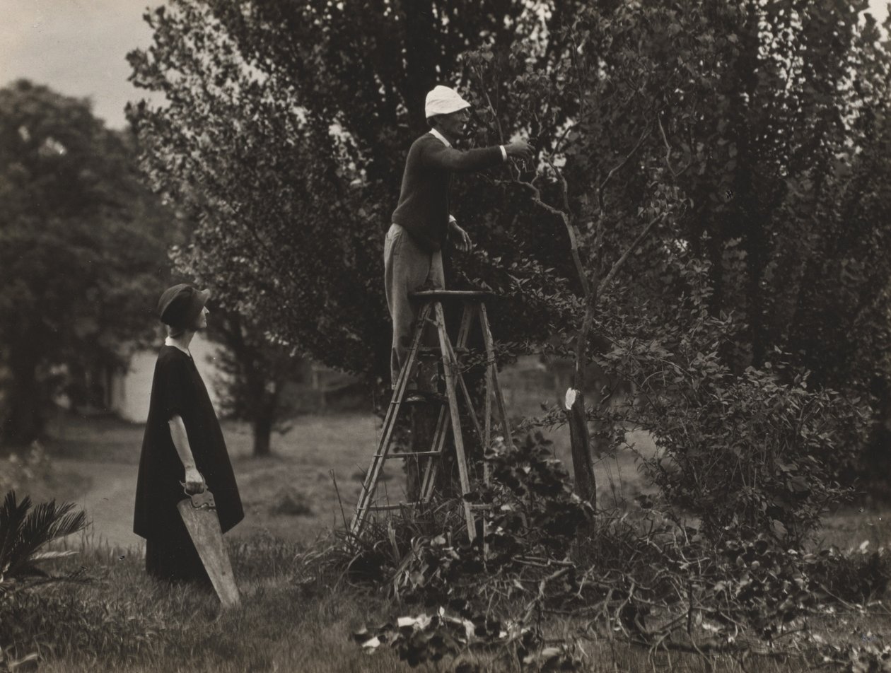 Georgia O’Keeffe en Donald Davidson bij het snoeien van bomen door Alfred Stieglitz