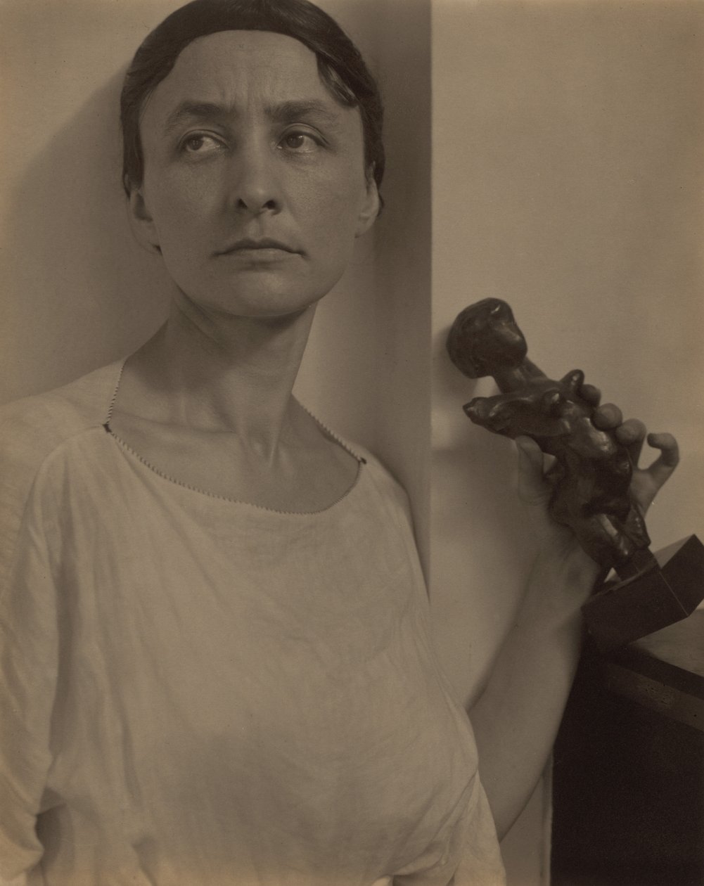 Georgia O’Keeffe met een beeldhouwwerk van Matisse door Alfred Stieglitz