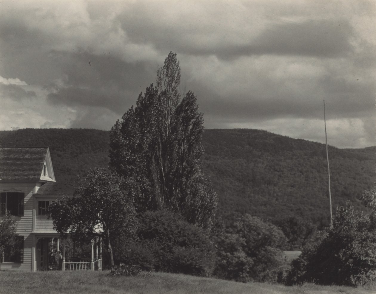 Huis en bomen, Lake George door Alfred Stieglitz