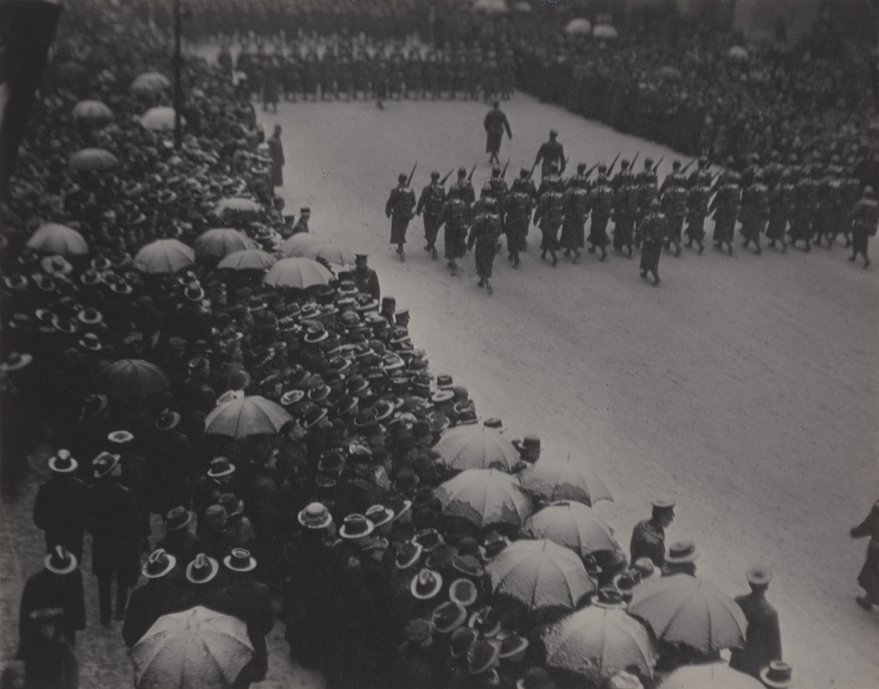 Militaire parade, New York door Alfred Stieglitz