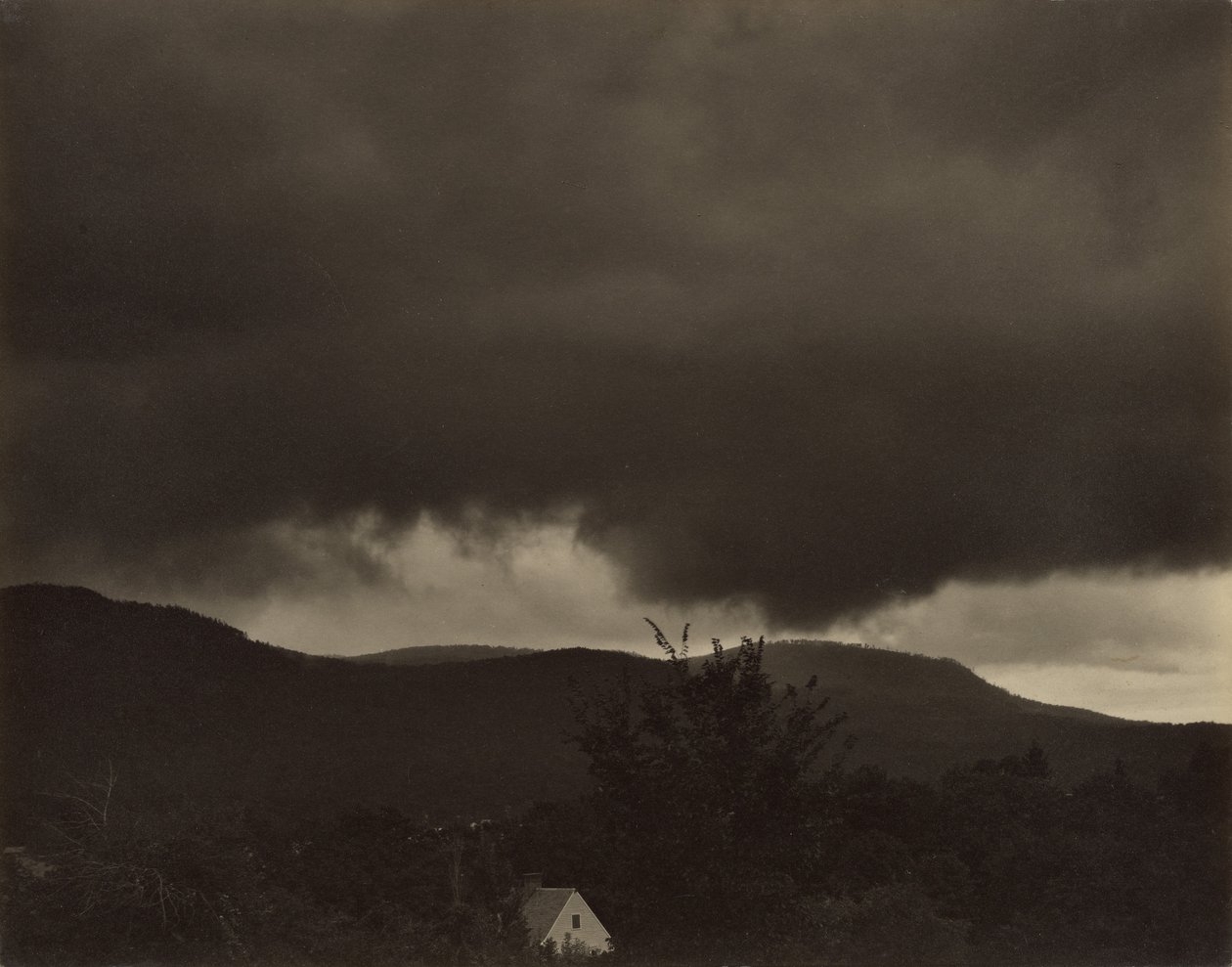 [Muziek: Een reeks van tien wolkenfoto’s, nr. 1] door Alfred Stieglitz
