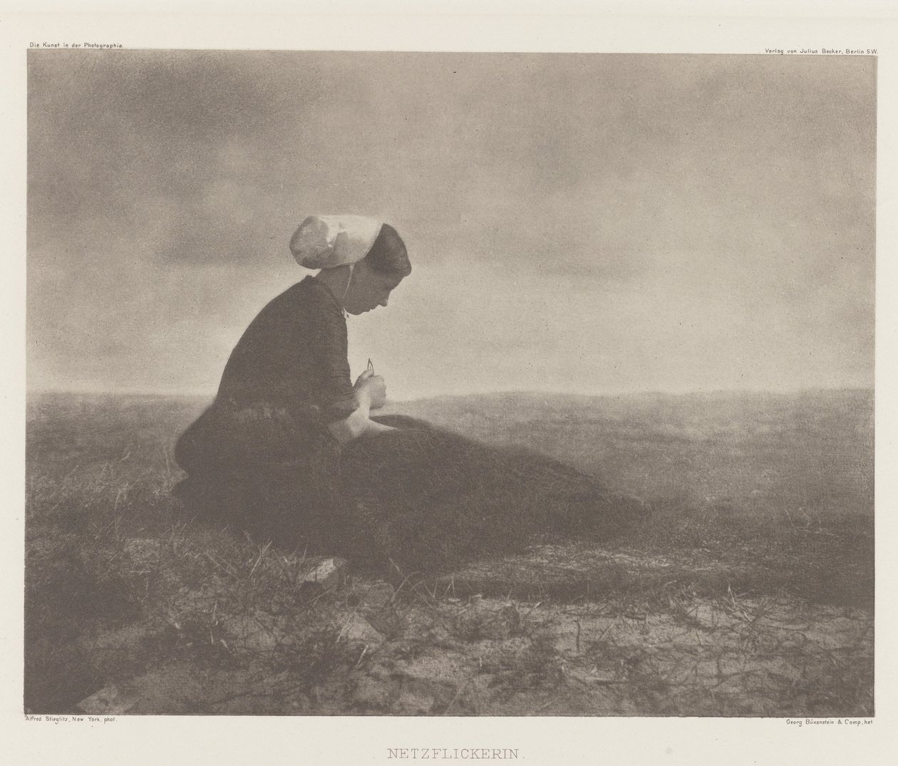 Nettenherstelster, Katwijk 1894 door Alfred Stieglitz