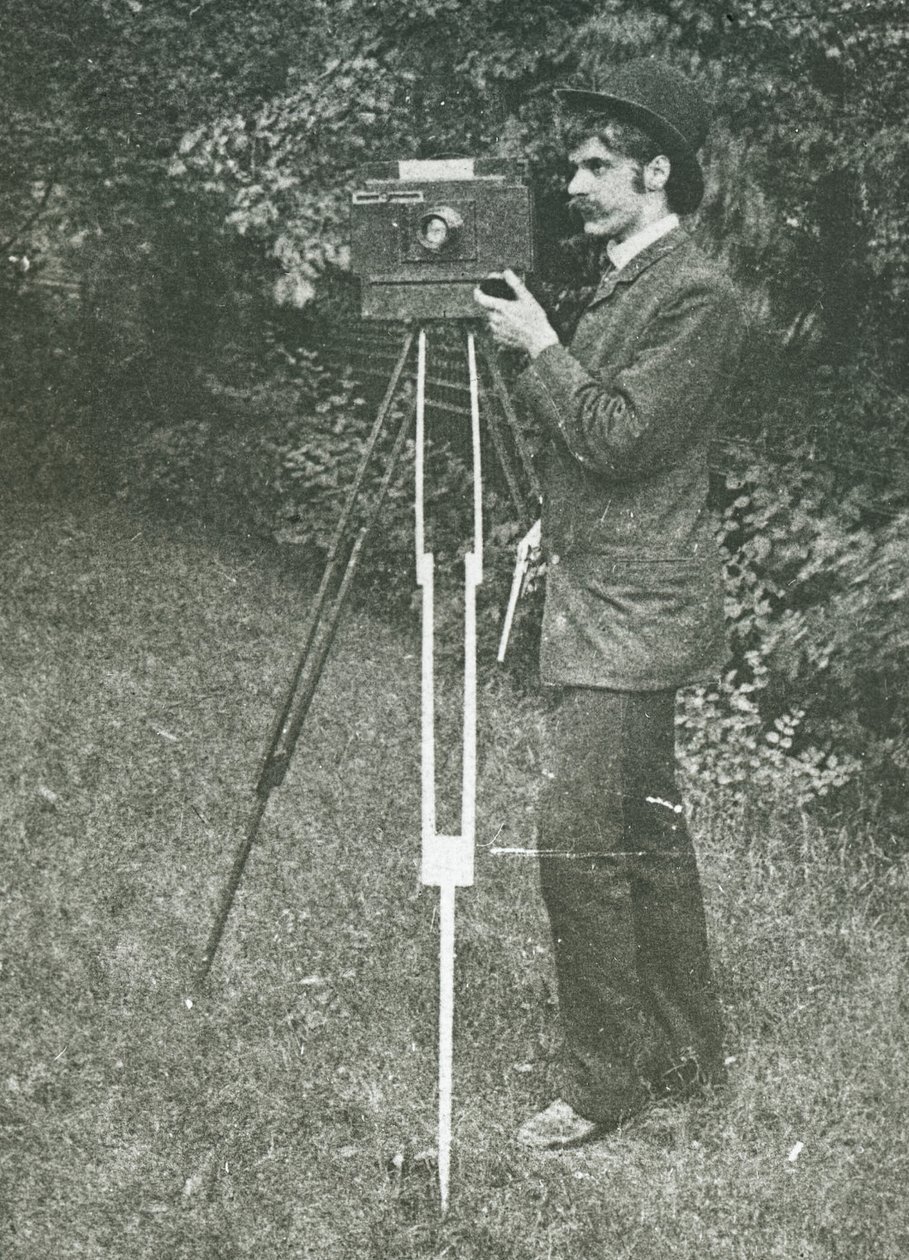 Zelfportret met camera, statief en pistool, 1886 door Alfred Stieglitz
