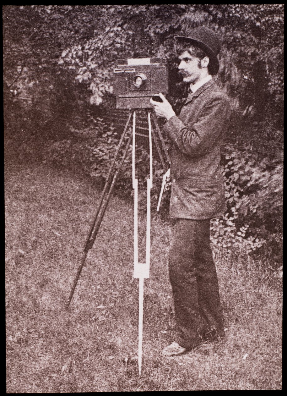 Zelfportret met camera, statief en pistool door Alfred Stieglitz