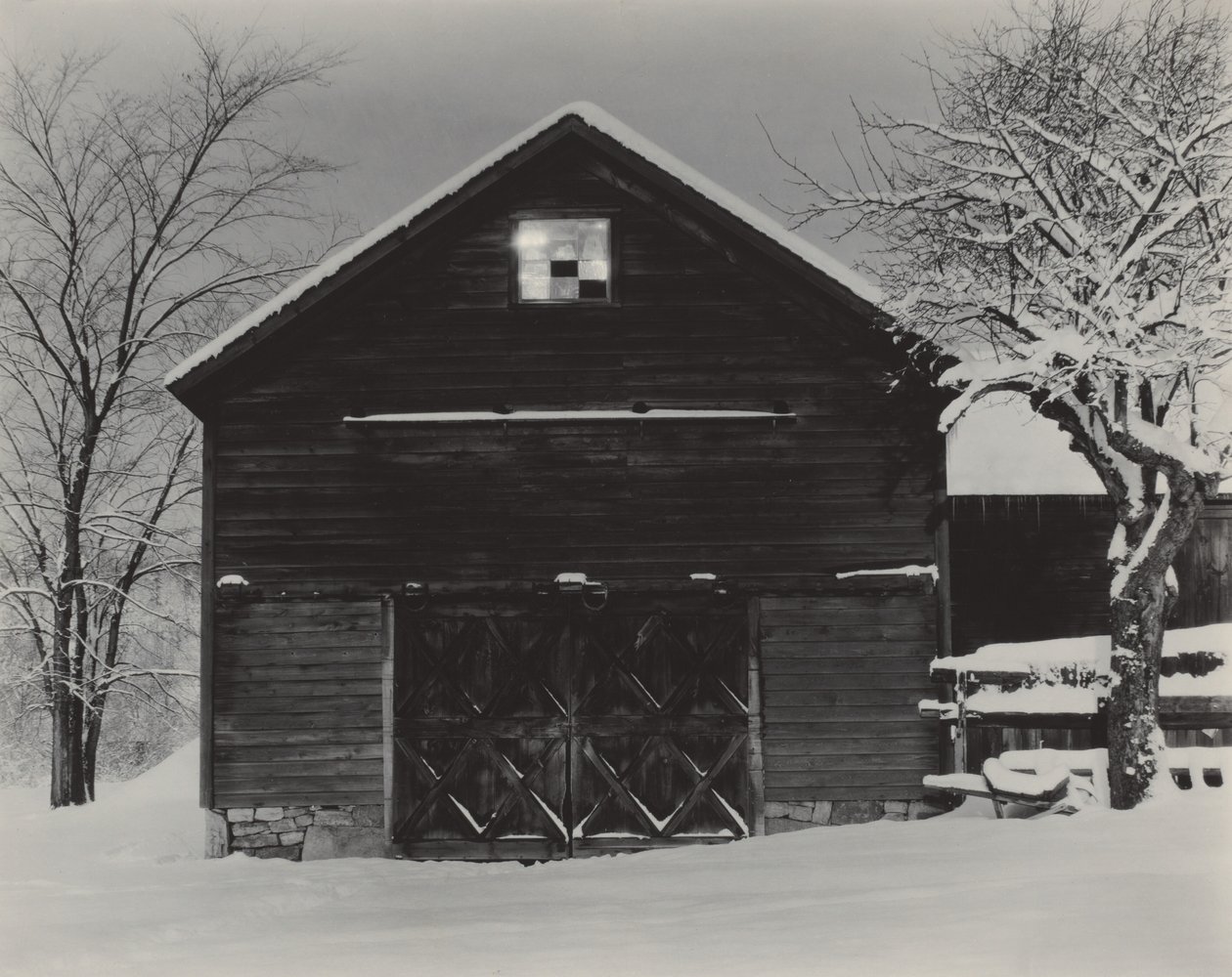 De zwarte schuur en de witte sneeuw door Alfred Stieglitz