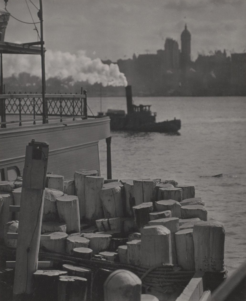 De stad aan de overkant van de rivier door Alfred Stieglitz