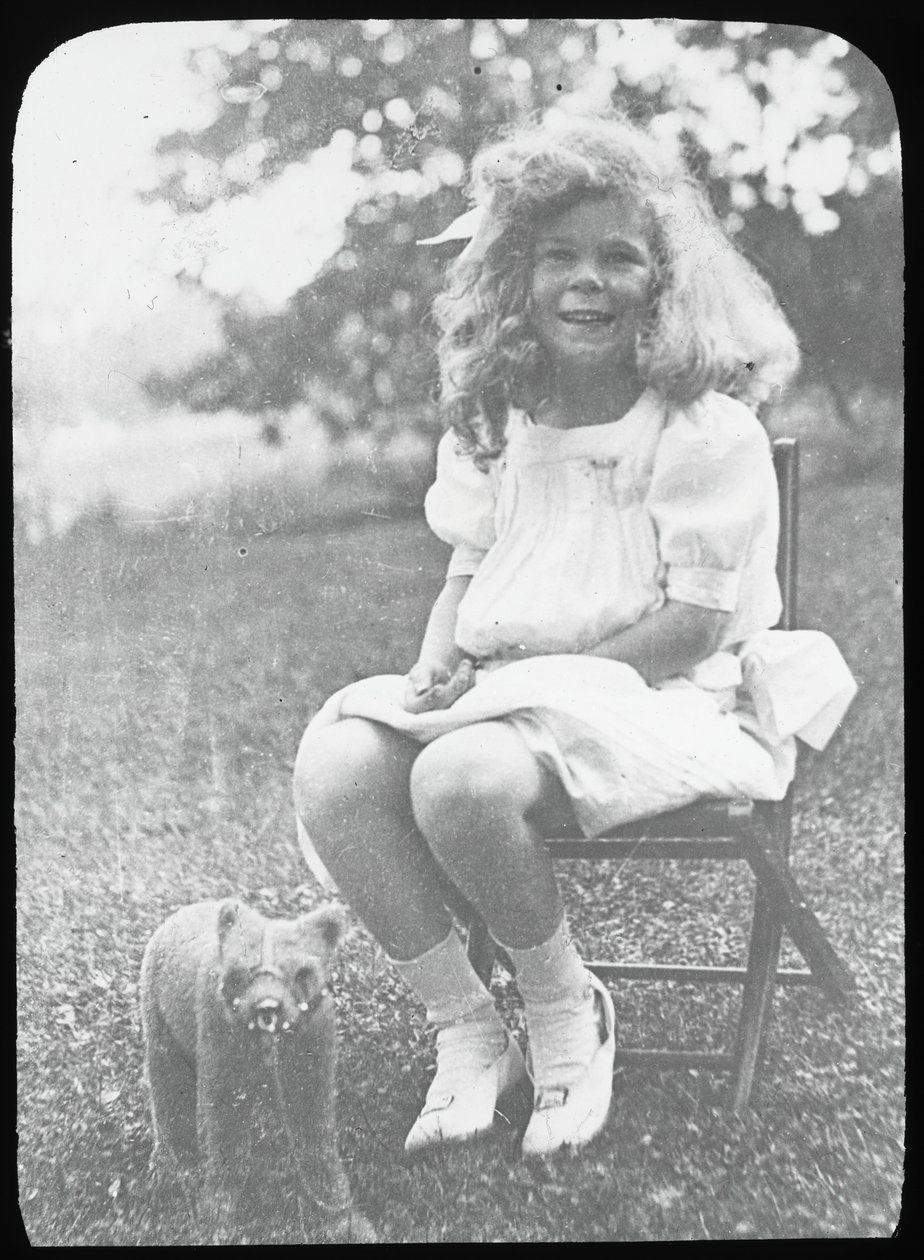 Zonder titel Georgia E. met teddybeer, ca. 1916 door Alfred Stieglitz