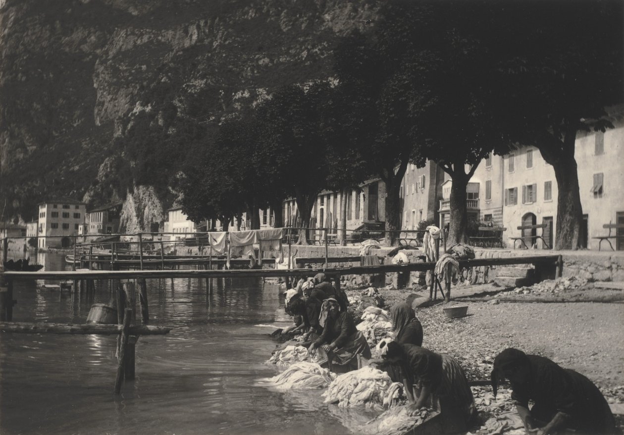 Wasvrouwen in Riva del Garda door Alfred Stieglitz