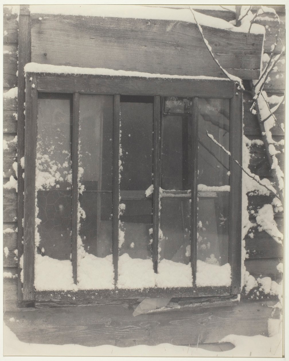 Raam: hout, glas, sneeuw door Alfred Stieglitz