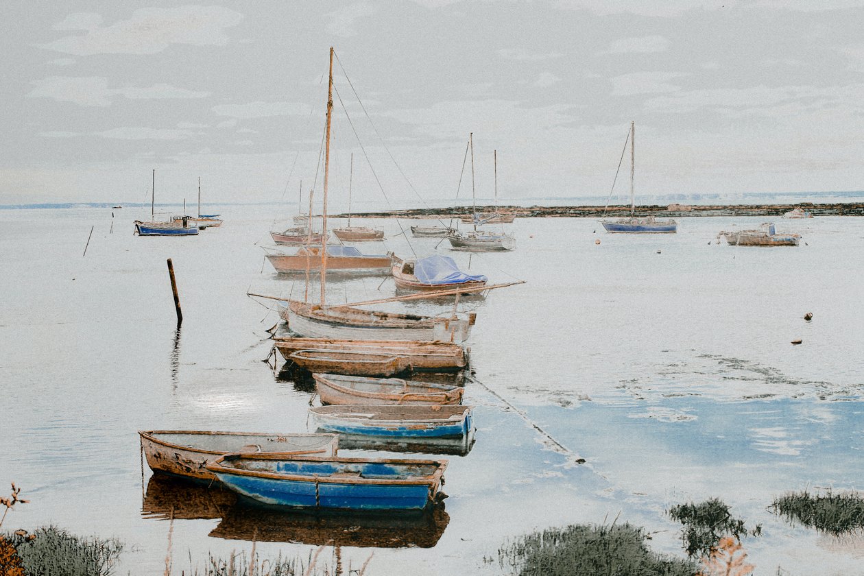 Boten in Leigh Harbour, 2018 (handgeschilderde foto) door Alice Gur-Arie