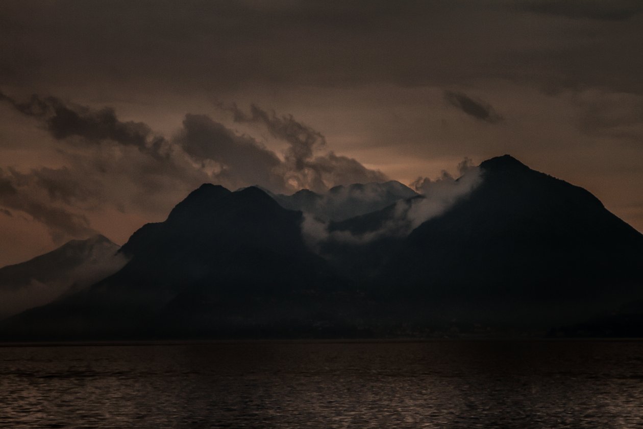 Lago Maggiore bij zonsopgang, 2016 (handgeschilderde foto) door Alice Gur-Arie