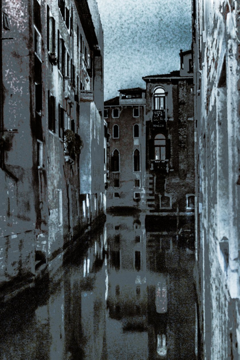 Rustige ochtend, Venetië, 2019 (handgeschilderde foto) door Alice Gur Arie
