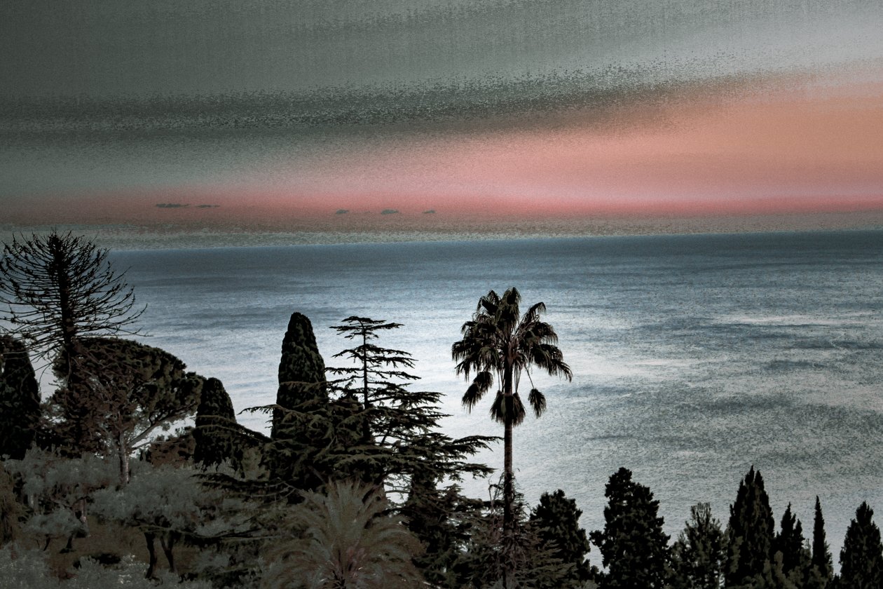 Taormina zonsondergang, 2019 (handgeschilderde foto) door Alice Gur-Arie