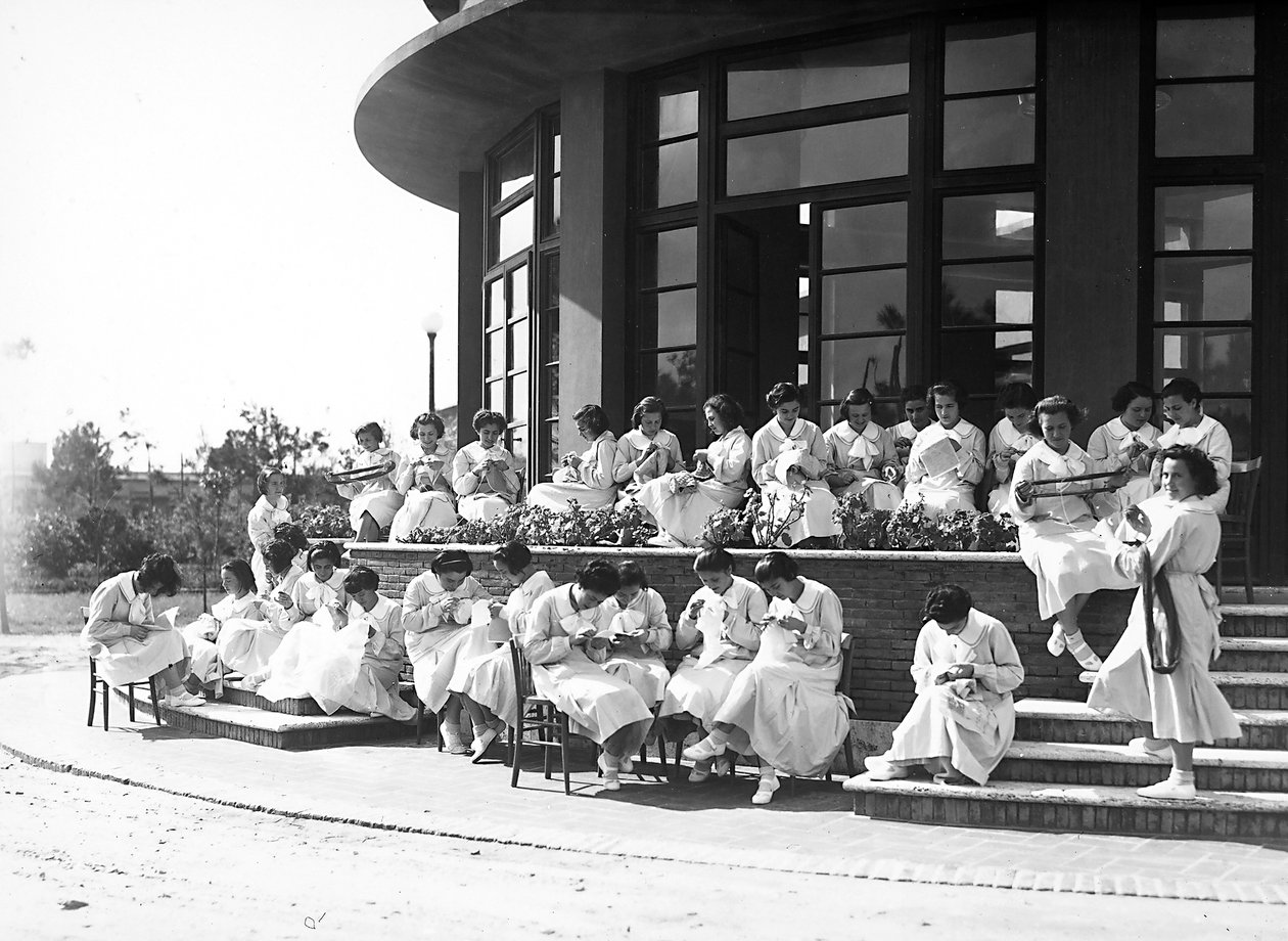 Villa Rosa Maltoni Mussolini: vrouwelijke studenten tijdens een naailes, buiten (zw/w foto) door Fratelli Alinari