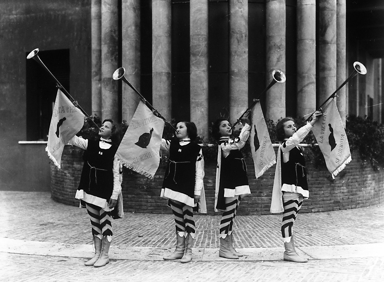 Villa Rosa Maltoni Mussolini: groep jonge meisjes verkleed als pageboys door Fratelli Alinari
