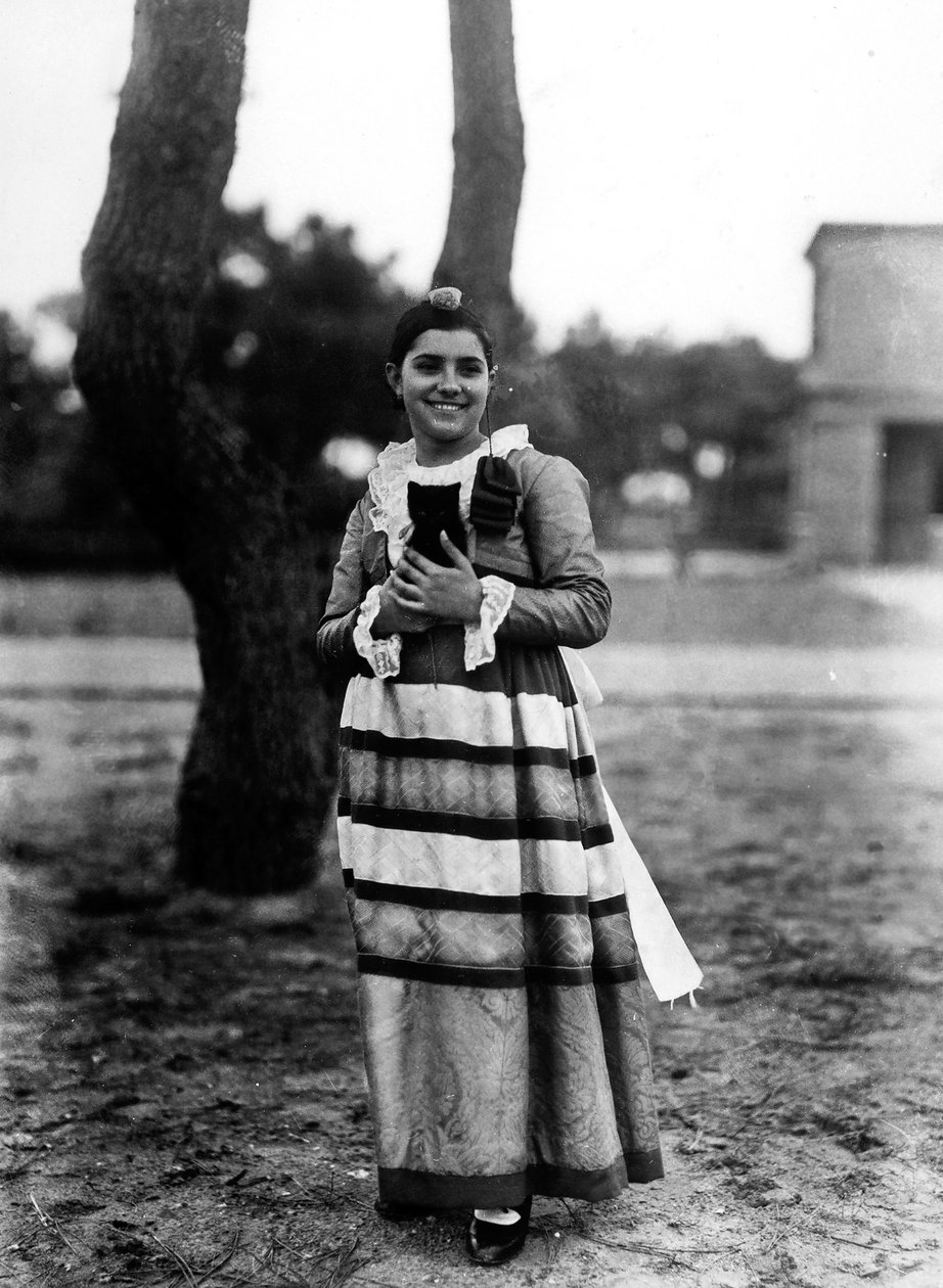 Villa Rosa Maltoni Mussolini: portret van een adolescent met een kleine kat, gekleed in een traditioneel Italiaans kostuum door Fratelli Alinari