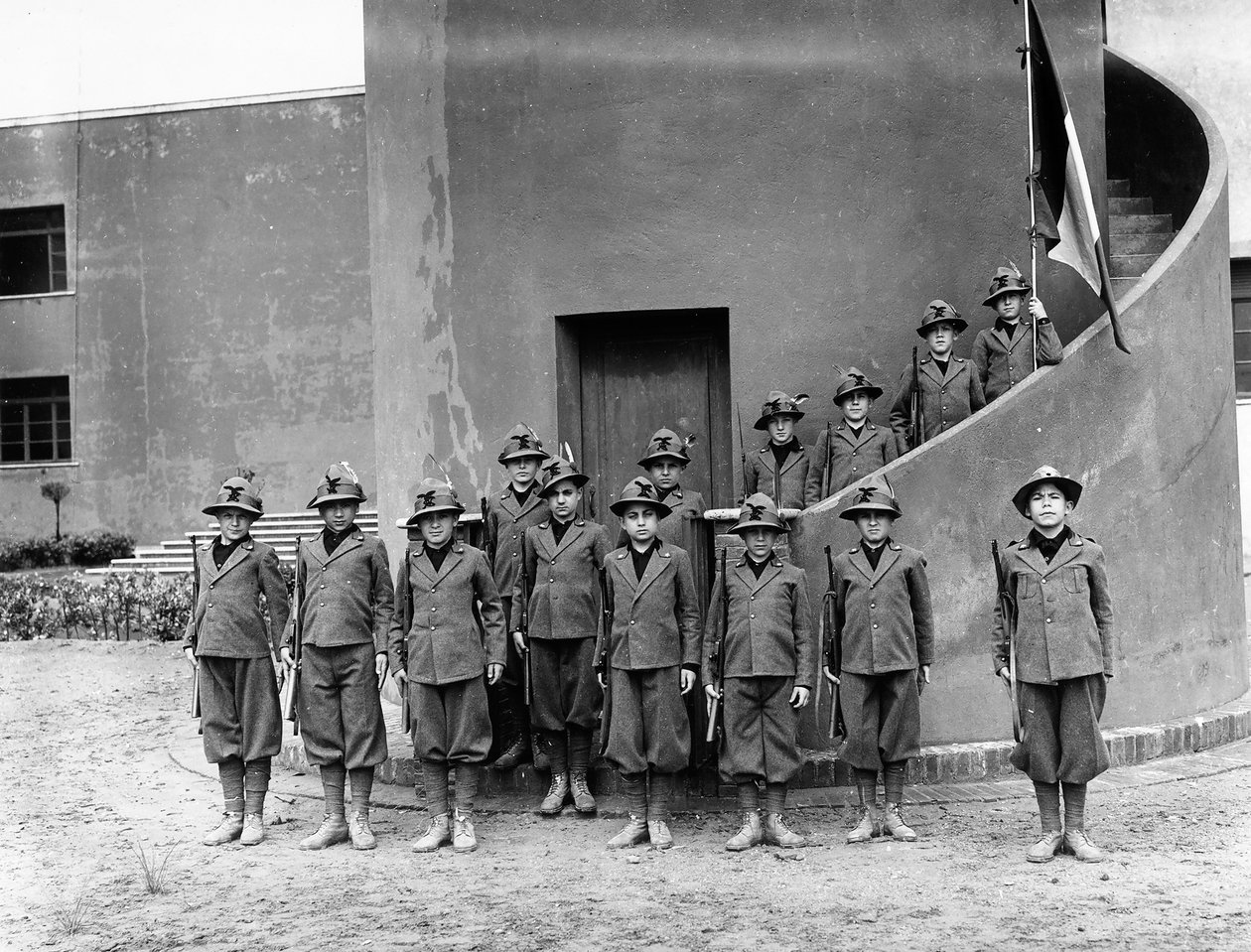 Villa Rosa Maltoni Mussolini: portret van kinderen in Friulische militaire uniformen door Fratelli Alinari