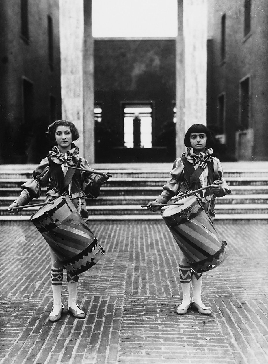 Villa Rosa Maltoni Mussolini: twee jonge meisjes verkleed als page door Fratelli Alinari