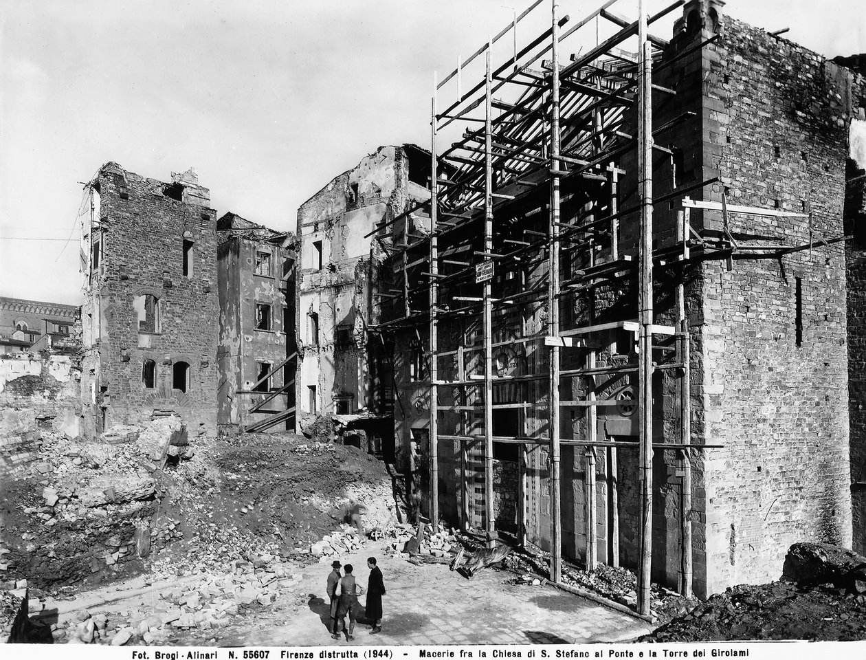 Tweede Wereldoorlog: Schade veroorzaakt door het bombardement tussen de Kerk van Santo Stefano al Ponte en de Girolami-toren veroorzaakt door bombardement, in Florence. Deze foto maakte vroeger deel uit van de Brogi-collectie, maar behoort nu tot de Alinar door Fratelli Alinari