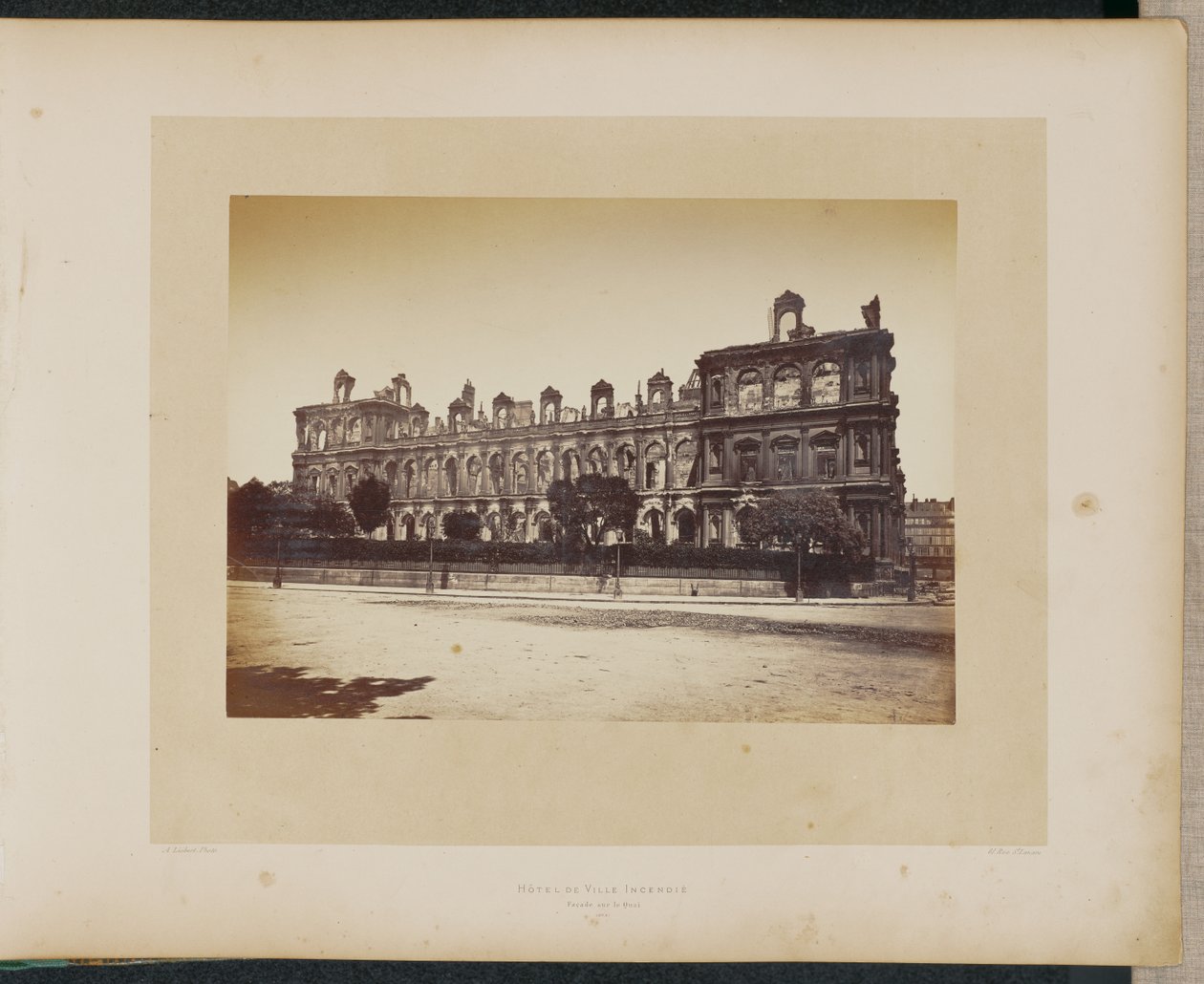 Stadhuis afgebrand. Gevel aan de Quai. door Alphonse J. Liébert
