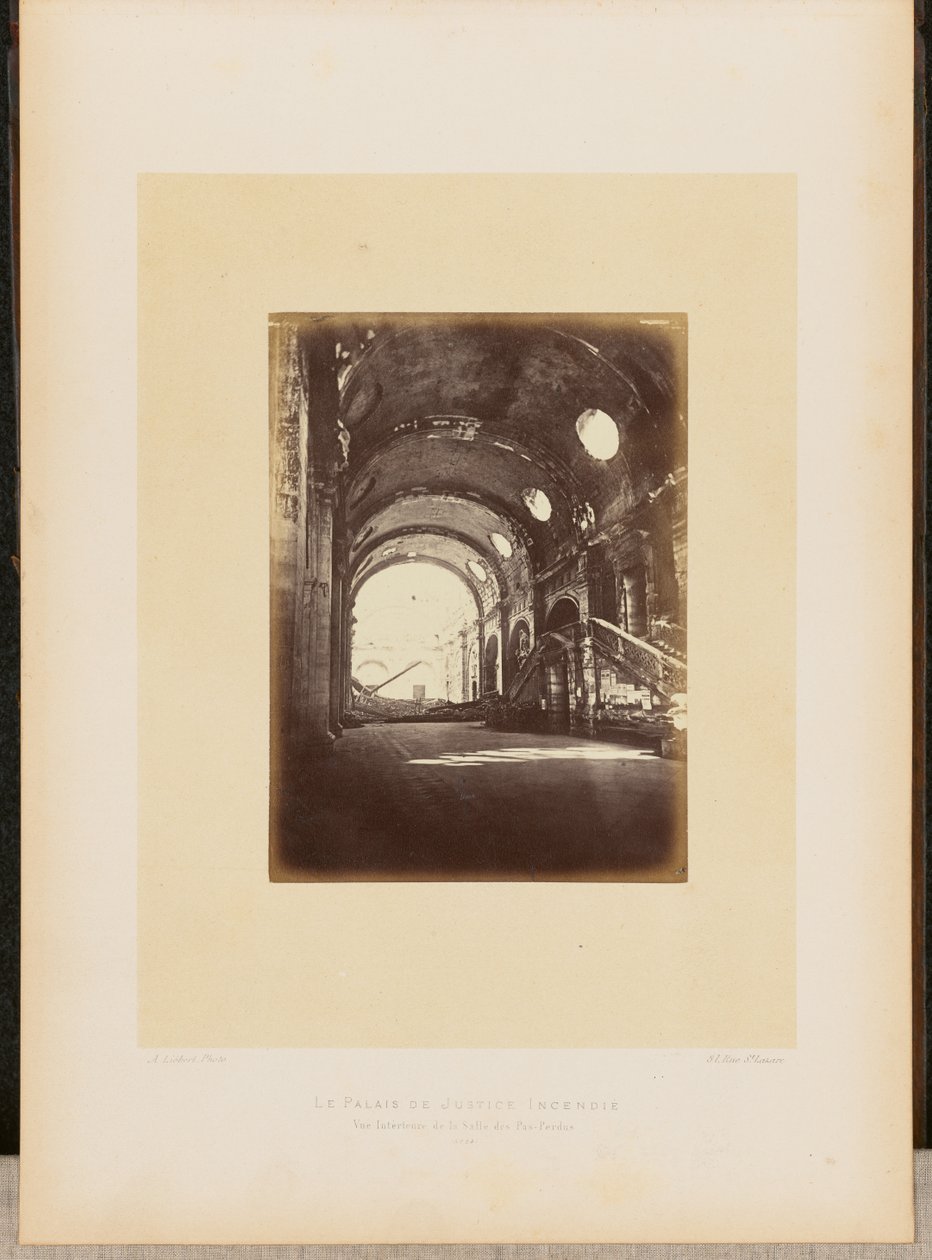 Het Paleis van Justitie in brand. Interieur van de Salle des Pas-Perdus. door Alphonse J. Liébert