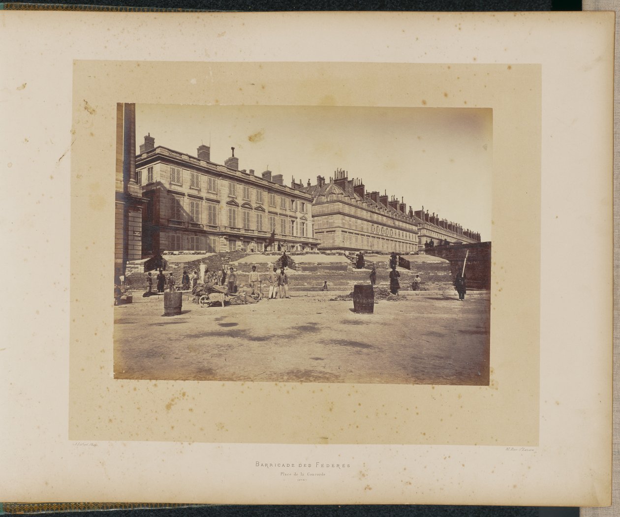 Barricade van de Fédérés, Place de la Concorde. door Alphonse J. Liébert