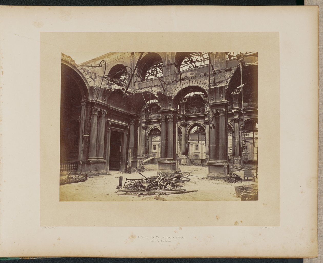 Afgebrand Hôtel de Ville. Ingang van de Salons. door Alphonse J. Liébert