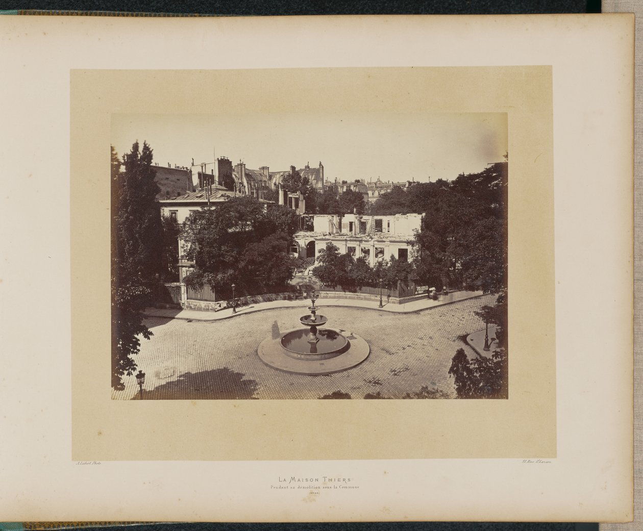Het huis Thiers tijdens de afbraak, onder de Commune. door Alphonse J. Liébert