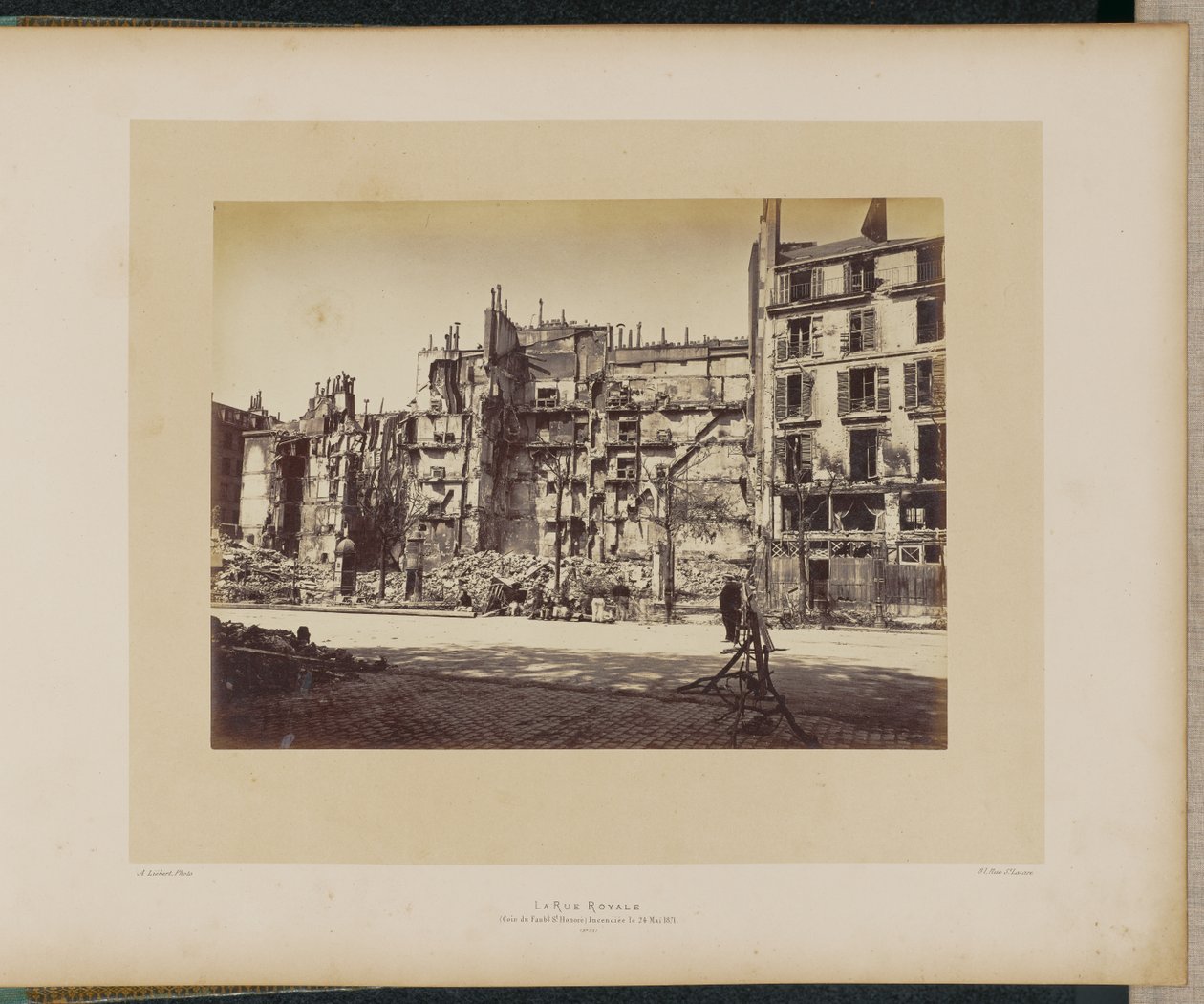 De Rue Royale (op de hoek van de Faubourg Saint-Honoré) werd op 24 mei 1871 in brand gestoken. door Alphonse J. Liébert