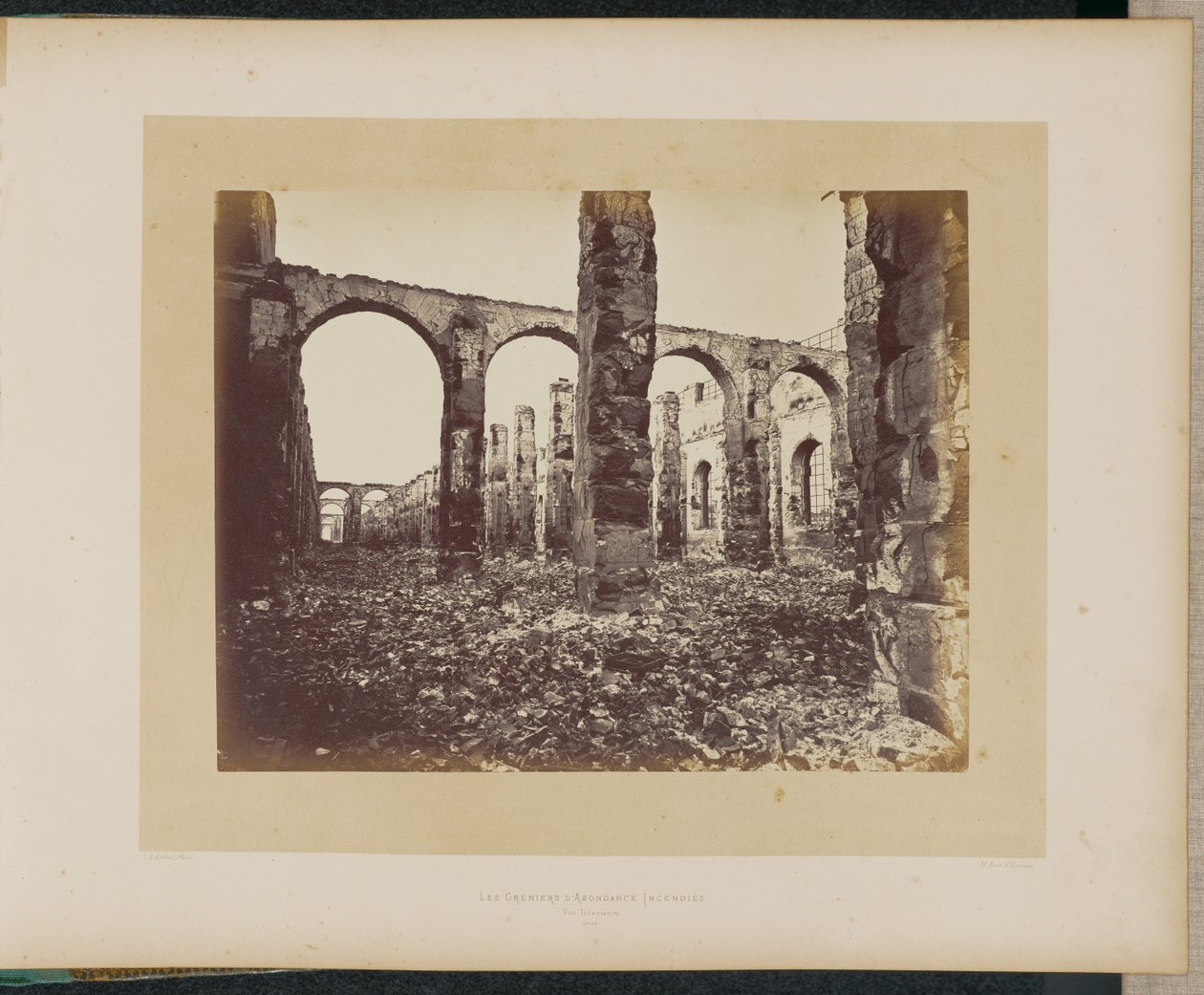 De afgebrande graanschuren. Interieurgezicht. door Alphonse J. Liébert