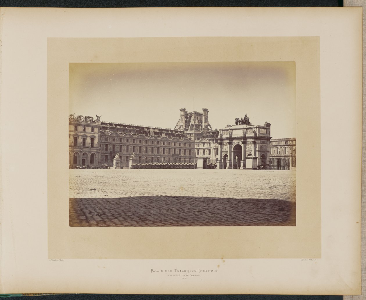 Paleis van de Tuilerieën in brand. Gezicht op de Place du Carrousel. door Alphonse J. Liébert