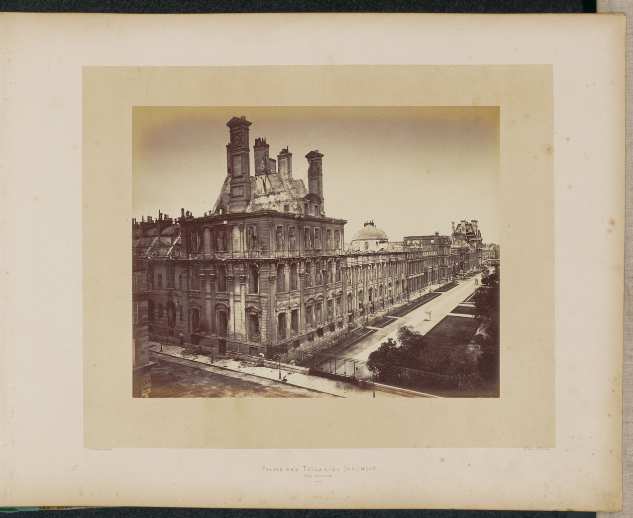 Het afgebrande Tuilerieënpaleis. Algemeen aanzicht. door Alphonse J. Liébert