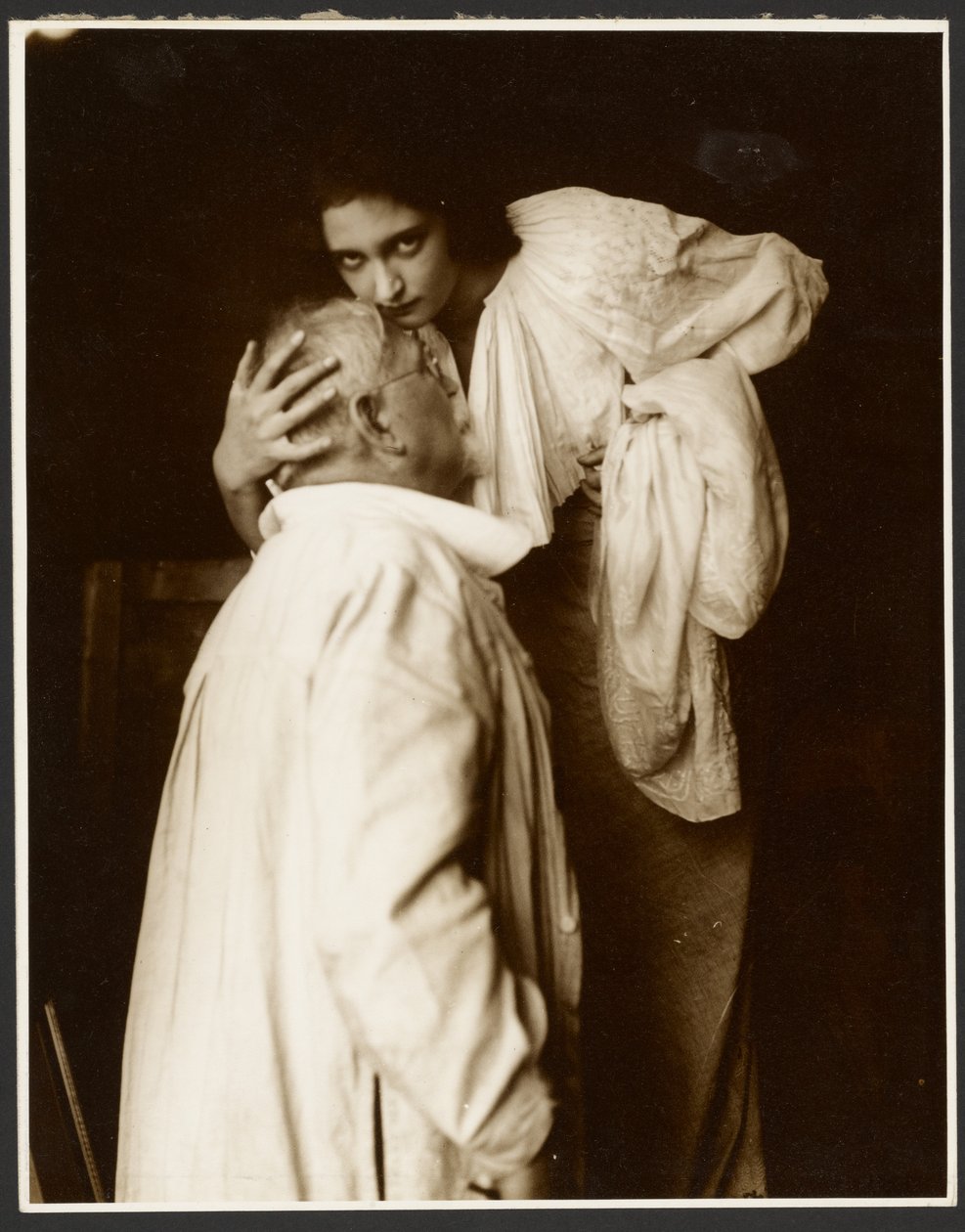 [Alphonse Mucha in kostuum met dochter Jaroslava als model voor de poster, "De Forest Phonofilm" de eerste "talkie" vertoond in de Bio Adria bioscoop (Praag), Zbiroh, Bohemen]. door Alphonse Maria Mucha