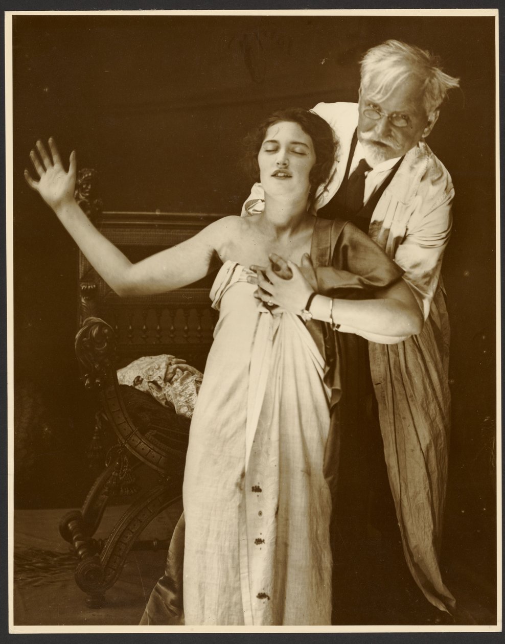 [Alphonse Mucha in kostuum met dochter Jaroslava als model voor de poster, "De Forest Phonofilm" de eerste "talkie" vertoond in de Bio Adria bioscoop (Praag), Zbiroh, Bohemen]. door Alphonse Maria Mucha