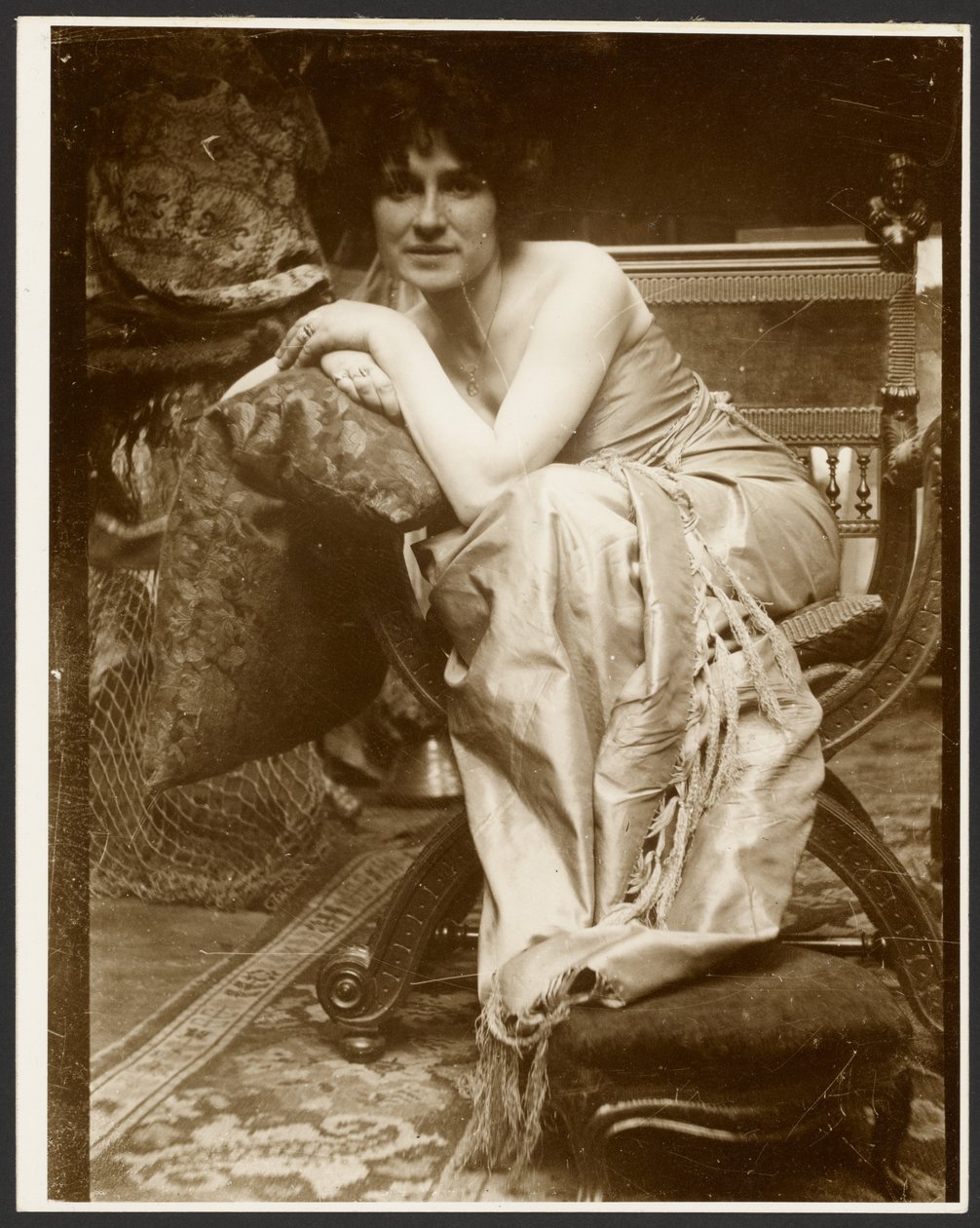 [Vrouwelijk model dat poseert voor het decoratieve paneel "Smaragd", begin jaren 1930 gebruikt voor verschillende andere tekeningen en schilderijen, Parijs]. door Alphonse Maria Mucha