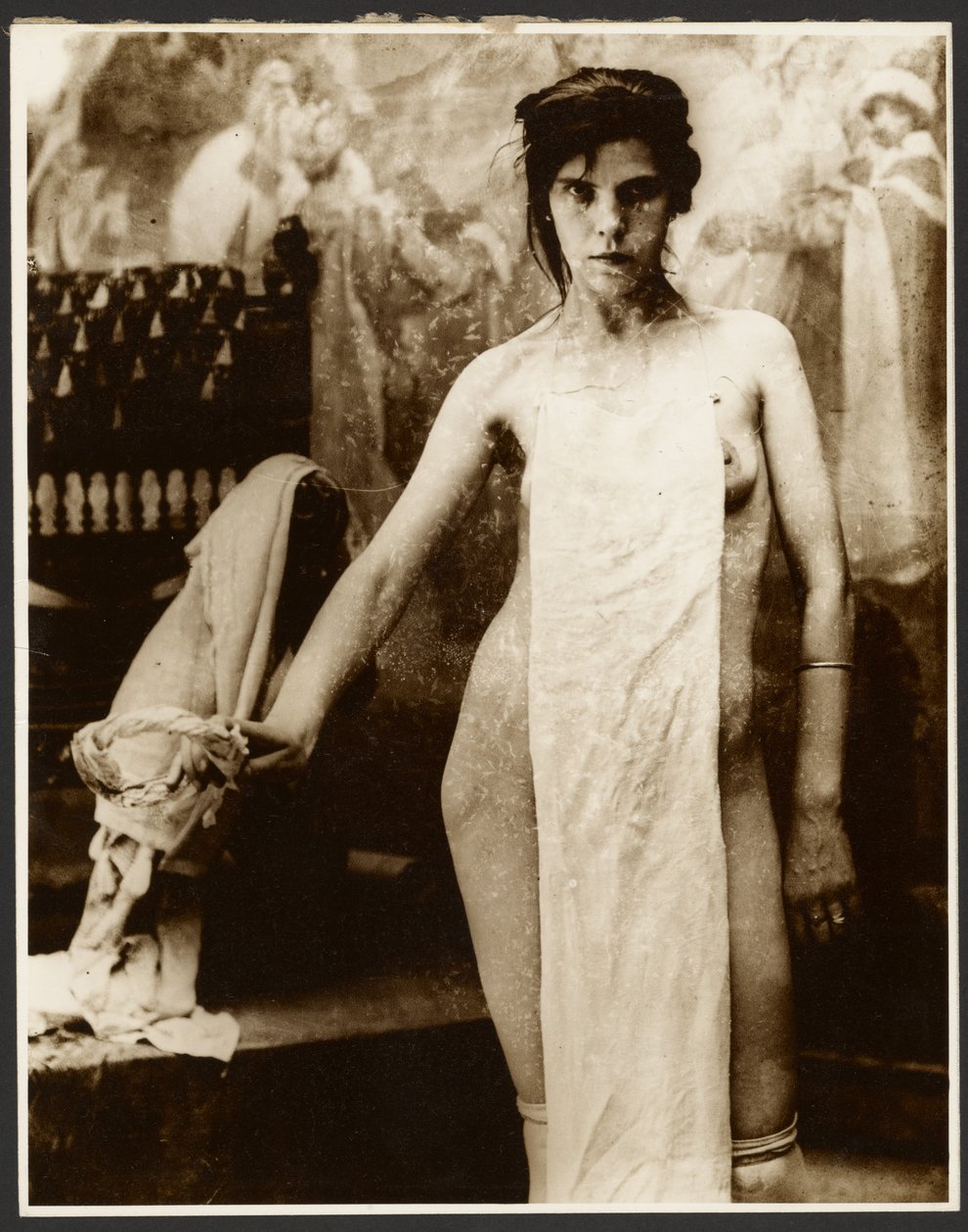 [Naakt vrouwelijk model gedrapeerd met stof]. door Alphonse Maria Mucha