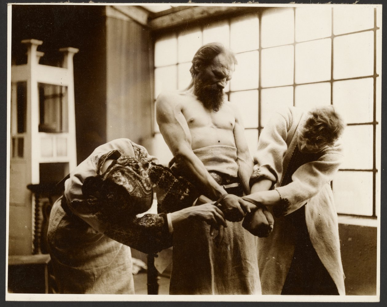[Drie modellen poserend voor de "Symbolische Groep" in de afbeelding, "Het feest van St. Vitus in Rügan," uit de "Epos van de Slaven Cyclus, Zbiroh, Bohemen"]. door Alphonse Maria Mucha