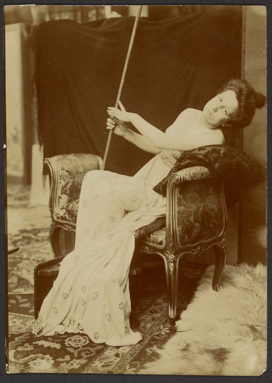 [Vrouw boetseert op een bankje] door Alphonse Maria Mucha