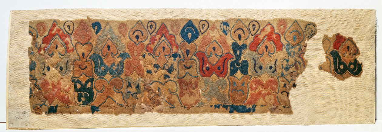 Fragment van een wandkleed met bloemen en lotusknoppen door Altaic School