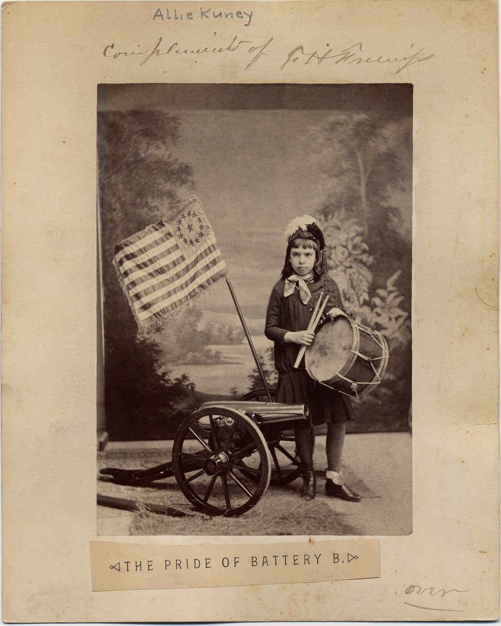 Allie Kunie, in kostuum als het meisje uit het gedicht The Pride of Battery B, door Frank H Gassaway door American Photographer