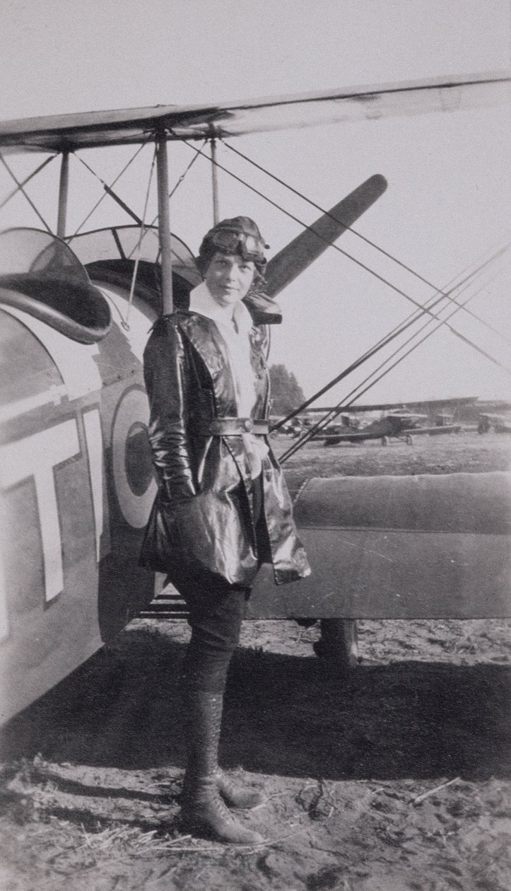Amelia Earhart (1897-1937) naast het McLintic-vliegtuig, c.1922 door American Photographer