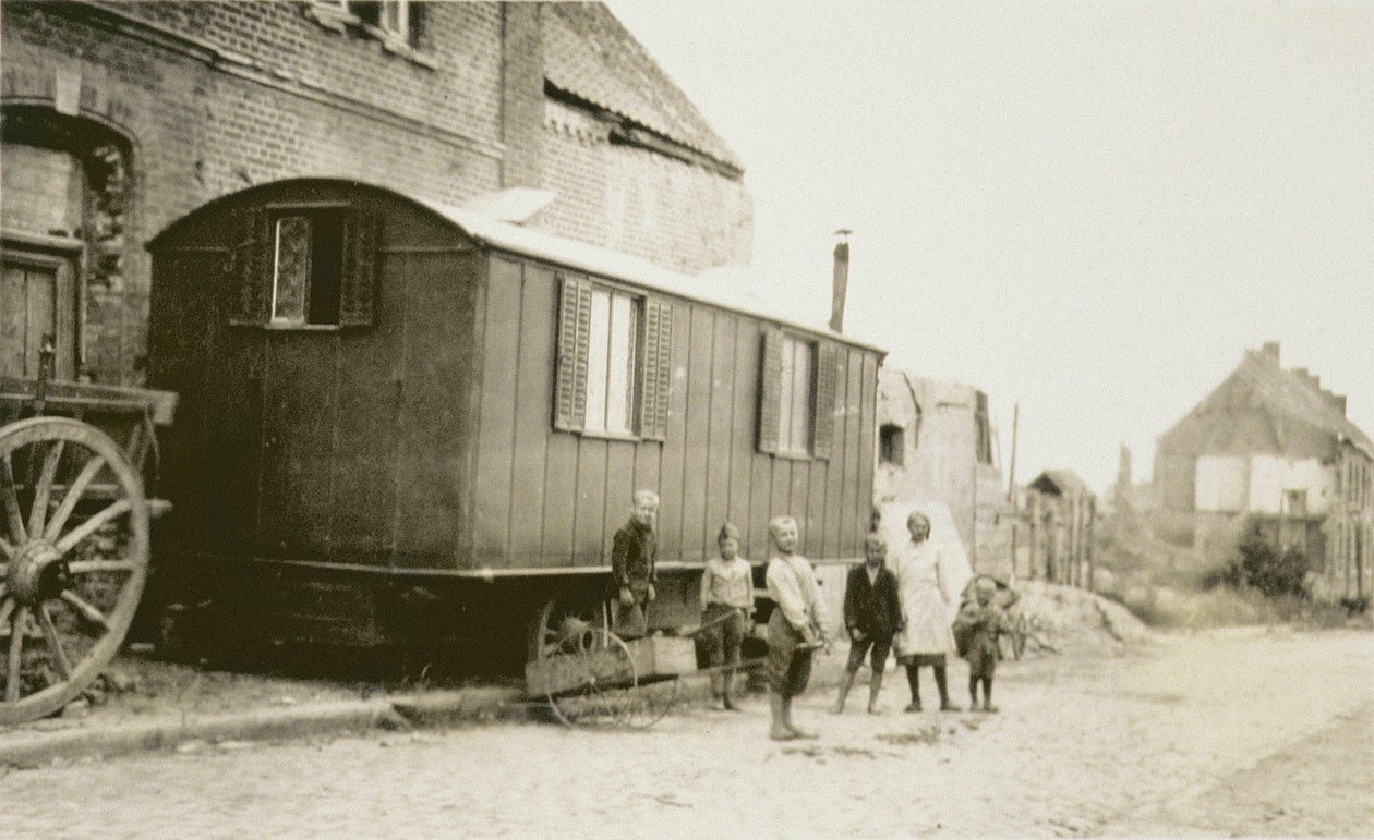 Kinderen en gezinnen in Frankrijk na de Eerste Wereldoorlog, Lens, Pas-de-Calais, 1919 door American Photographer