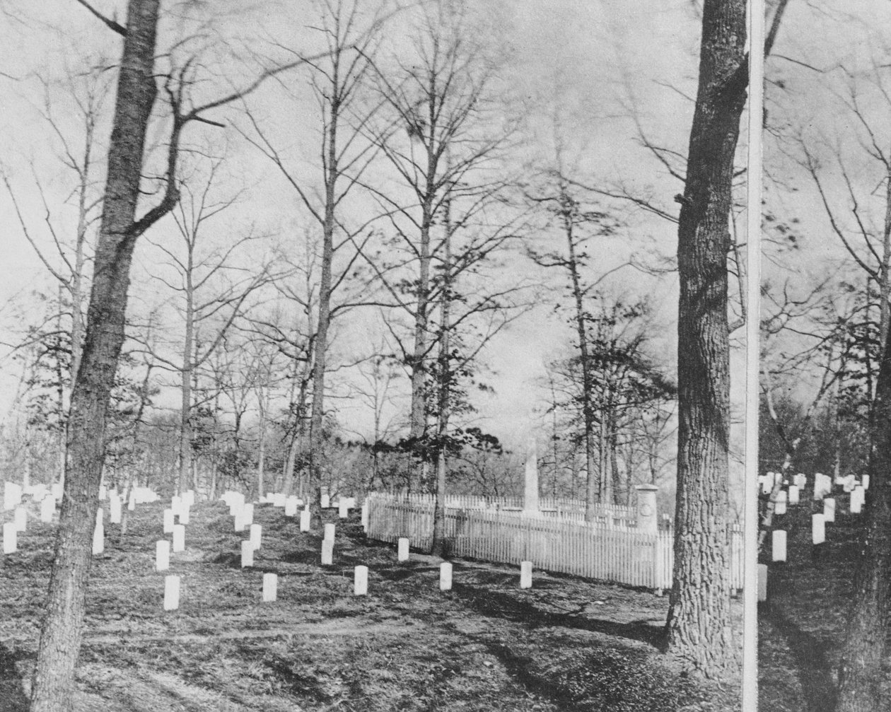 Graven van de heer en mevrouw Custis, omringd door Unie-doden, Arlington Cemetery door American Photographer