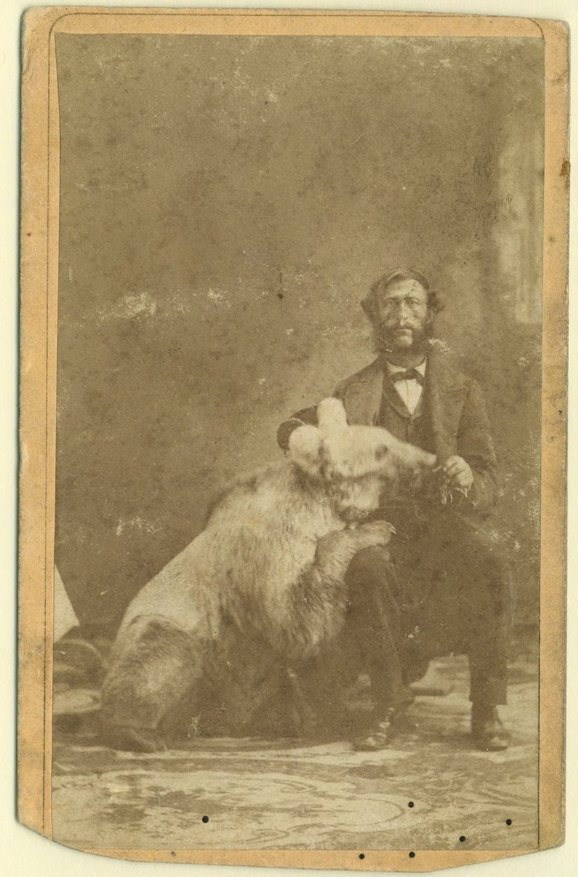 James Capen Grizzly Adams (1807-60) gefotografeerd met een grizzlybeer door American Photographer