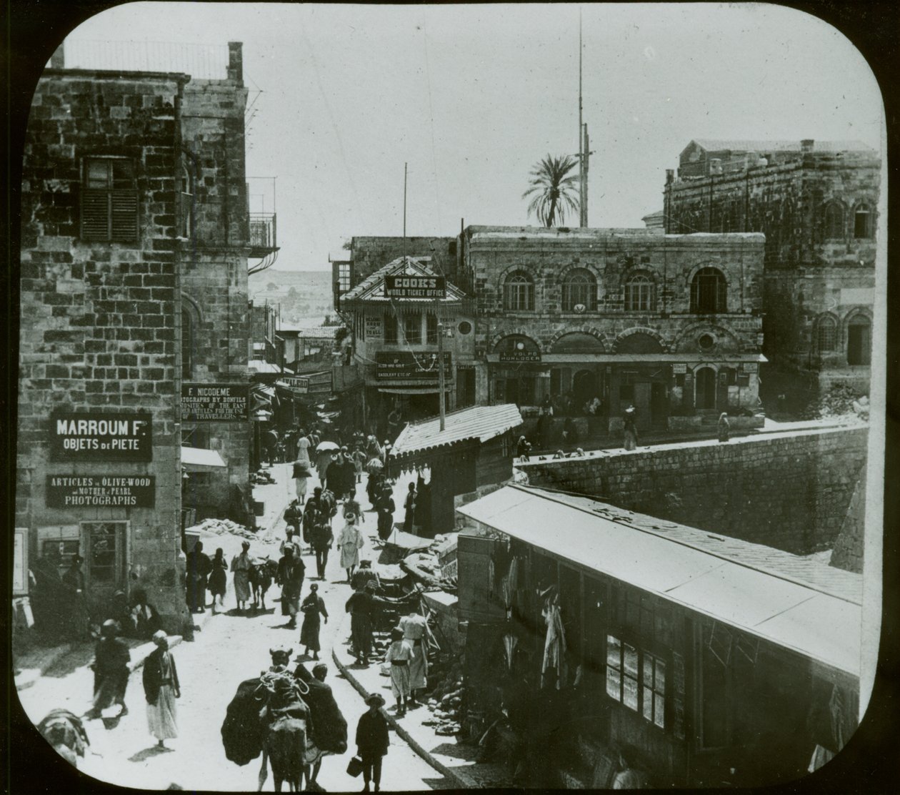 Jeruzalem, binnen de Jaffa-poort, ca. 1880 door American Photographer
