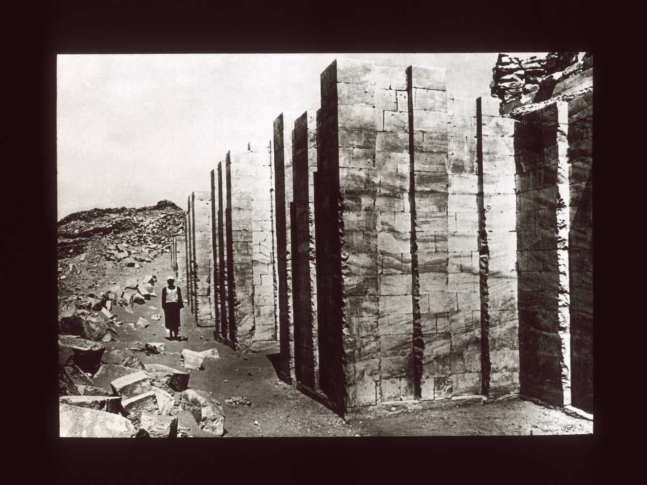 Kalkstenen omheining van de trappiramide, Sakkara, 3e Dynastie door American Photographer